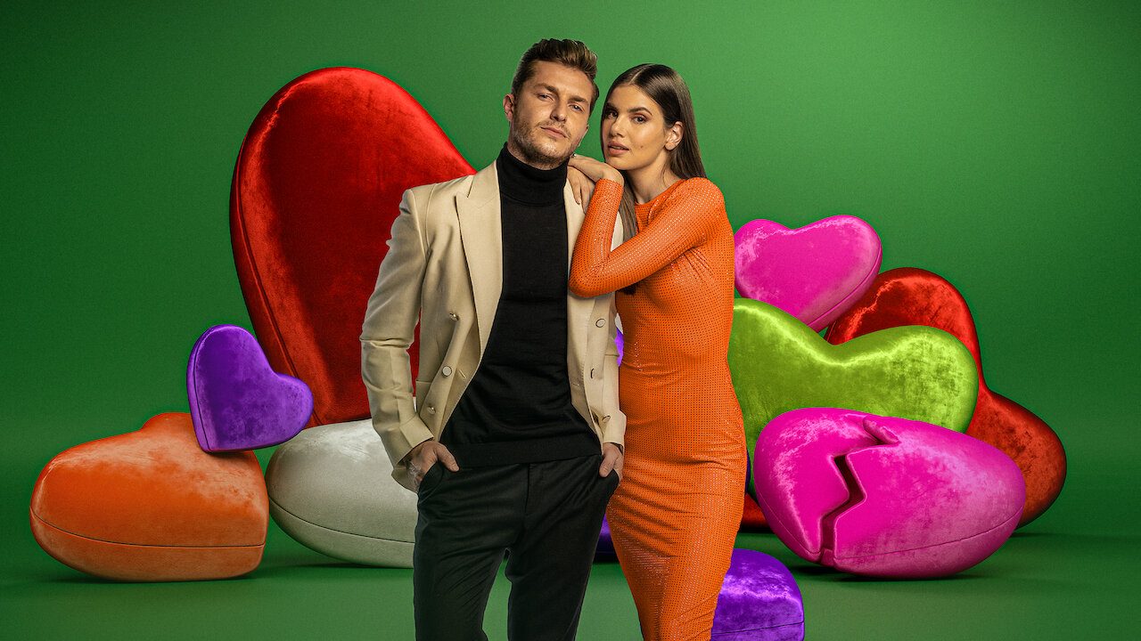 Highly expected by the fans, the Brazilian version of Love is Blind will be hosted by a couple who also met around cameras: Camila Queiroz and Klebber Toledo will show if love is really blind. 